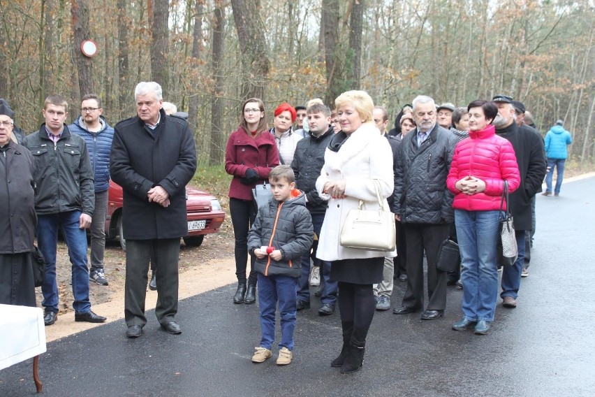 W oficjalnym otwarciu drogi uczestniczyło kilkunastu...