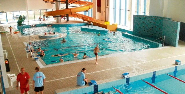 W roku szkolnym na pływalni prowadzone były zajęcia wychowania fizycznego
