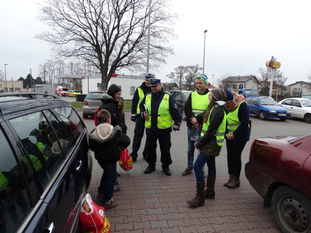 Policjanci i uczniowie z Adamowa dla kierowców, którzy parkują zgodnie z przepisami mieli drobne upominki.