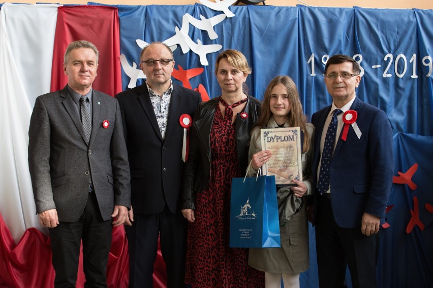 Sara Koniusz uczennica z Pińczowa nagrodzona przez burmistrza miasta i dyrekcję szkoły. Jej opowiadanie opublikowano w książce (FOTO)