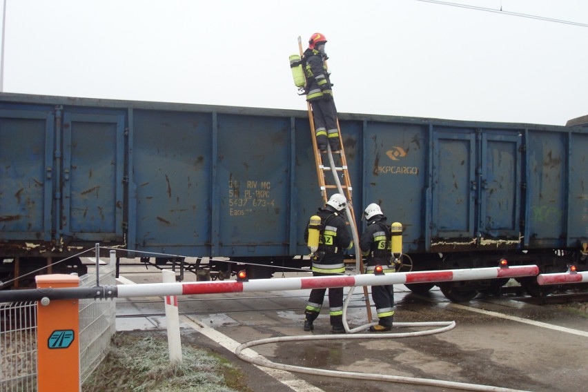 Płonący pociąg pędził po torach w Januszowicach w gminie Gnojno. Strażacy w akcji [ZDJĘCIA]