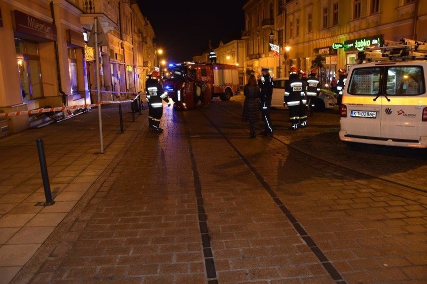 Tarnów. Skoda wpadła w poślizg na Krakowskiej i powaliła uliczną latarnię