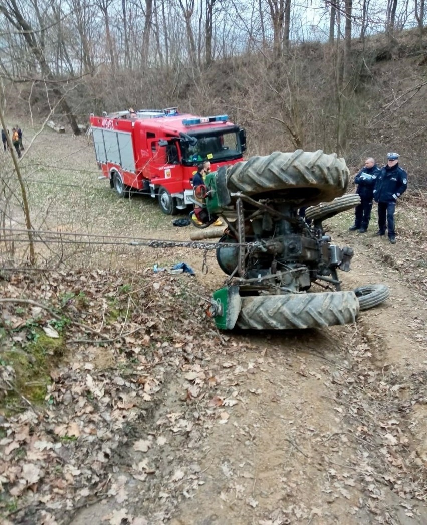 Tragiczny wypadek traktorzysty w Siedliskach. Nie żyje 75-letni mężczyzna 