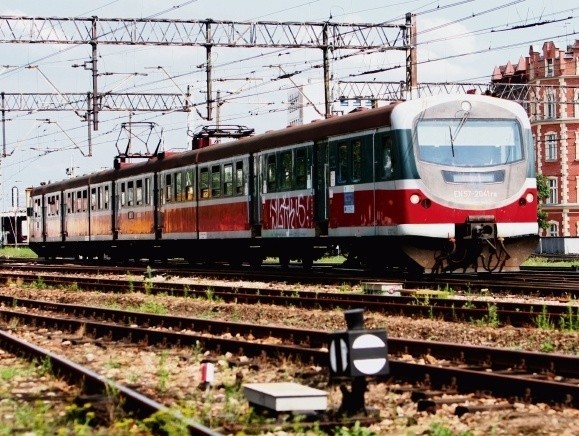 Oferta Przewozów RegionalnychTaryfa strefowa (w regionie) - jest. Obowiązuje na obszarze między Gliwicami (stacje: Łabędy i Kuźnica), Tarnowskimi Górami, Dąbrową Górniczą  Gołonogiem, Jaworznem Szczakową, Chełmem Śląskim, Tychami Żwakowem i Łaziskami Górnymi (stacja Brada). Cały ten obszar podzielony jest na 3 strefy, w których za przejazd trzeba zapłacić 3. Jazda na terenie 2 stref kosztuje 4,2 zł., zaś na przejażdżkę przez 3 strefy trzeba wydać 7,3 złotego. Bilety kwartalne, półroczne i roczne - są w taryfie. Ich cena naliczana jest jednak nie wedle promocyjnej taryfy strefowej, ale normalnej - kilometrowej.Specjalne oferty biletowe - są w taryfie (np. bilet turystyczny, Regiokarta, Bilet Plus, czy Regiopiątka). Przewoźnik proponuje również ofertę międzynarodową dla osób wybierających w komunikacji przygranicznej do Czech, Słowacji i Niemiec.