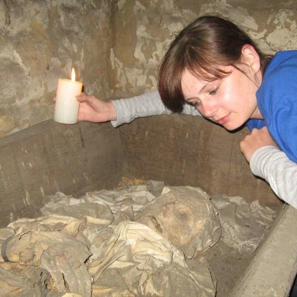 Brygitta von Buchticz została pochowana w 1608 roku. Spoczywa w dębowej trumnie w szacie trumiennej z epoki i... bez butów.
