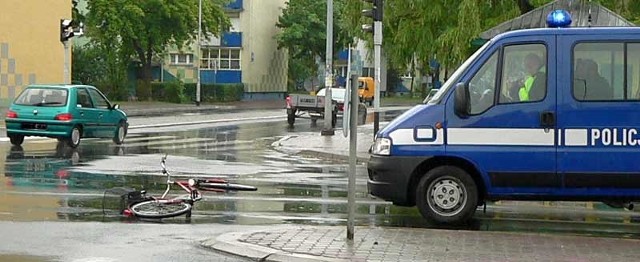 Mimo groźnie wyglądających skutków potrącenia, rowerzysta nie odniósł poważnych obrażeń.