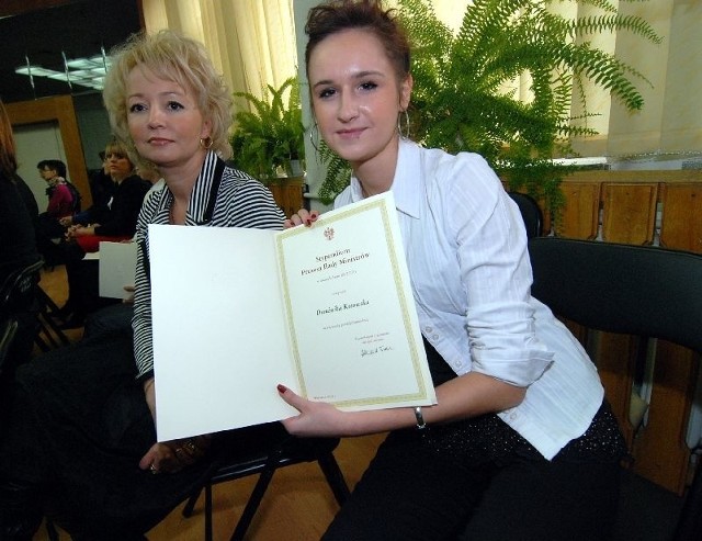Dominika Kosowska z Niepubliczne Technikum Zakładu Doskonalenia Zawodowego w Starachowicach otrzymała wczoraj stypendium Prezesa Rady Ministrów. Na zdjęciu z panią Agnieszką Kuś.