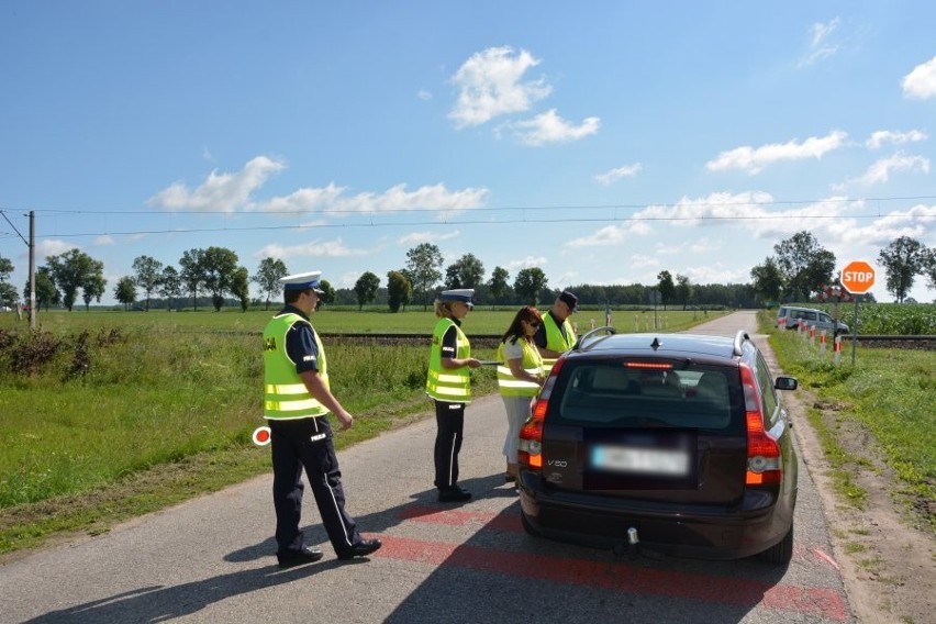 Policyjna akcja "Bezpieczny przejazd" na przejeździe...