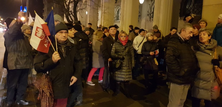 Protest Komitetu Obrony Demokracji przed Sądem Okręgowym w Kielcach. Przyszło ponad tysiąc osób ! (ZDJĘCIA)