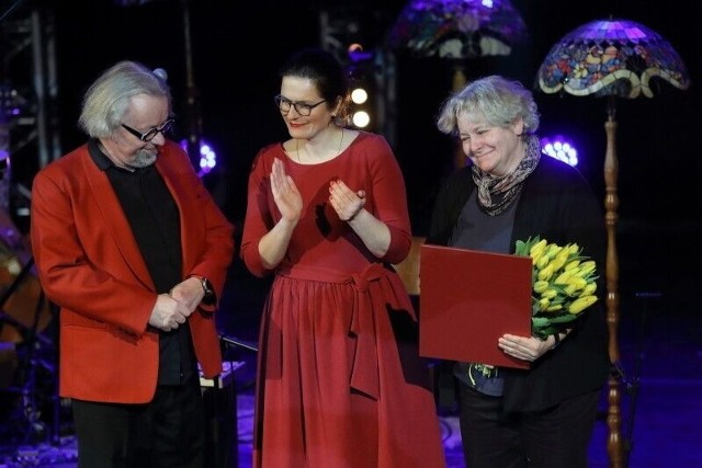 Katarzyna Józefowicz (z prawej) podczas gali wręczenia 47. Nagrody Miasta Gdańska w Dziedzinie Kultury „Splendor Gedanensis”. Nagrodę wręczała Aleksandra Dulkiewicz, prezydent Gdańska.
