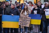 Solidarni z Ukrainą. Manifestacja pod pomnikiem Mikołaja Kopernika w Toruniu [zdjęcia]