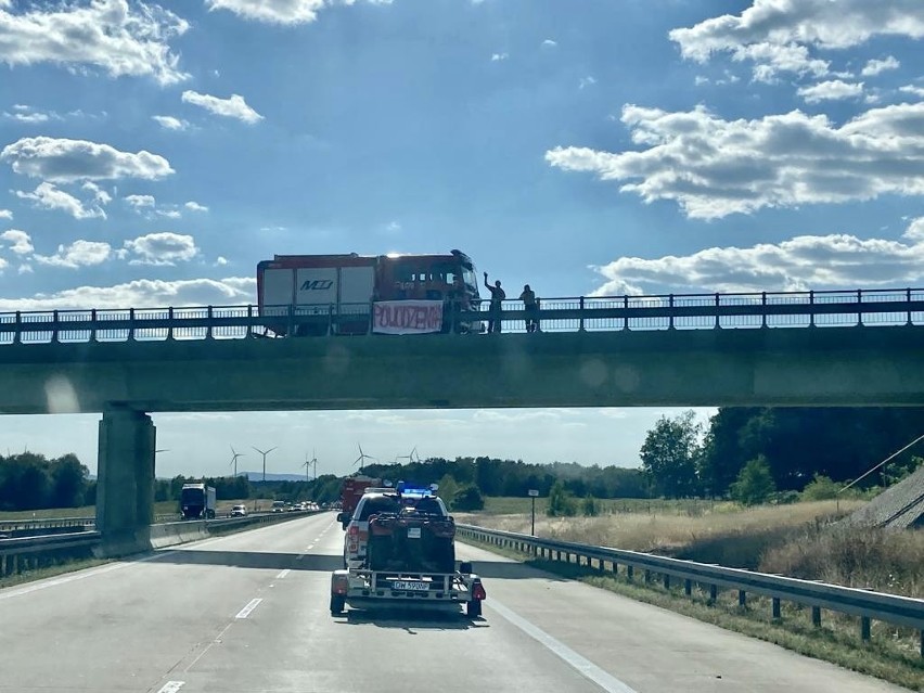 Polscy strażacy dotarli do Francji witani jak bohaterowie przez władze, miejscowych strażaków, mieszkańców i dziennikarzy [WIDEO]