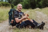 Piotr Bobak idzie 444 km Głównym Szlakiem Sudeckim. Chce promować adopcję bezdomnych zwierząt i schronisko w Konradowej 
