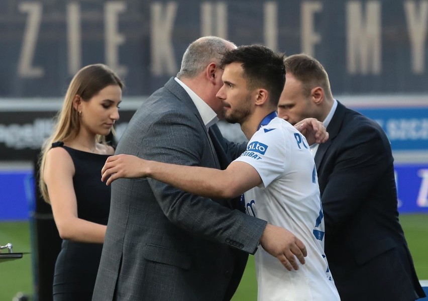 Piłkarze Rakowa odebrali w szczecinie srebrne medale MP, a...