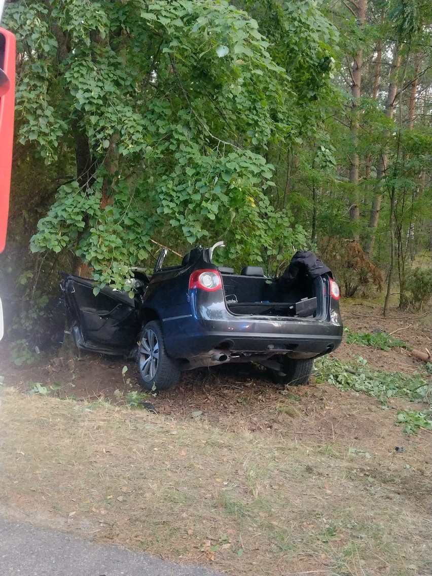 Tofiłowce - Dubicze Cerkiewne. Tragiczny wypadek na drodze powiatowej. Volkswagen uderzył w drzewo. Nie żyje kierowca, pasażer ranny