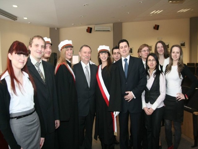 Tadeusz Dubicki, rektor uczelni (piąty z lewej) i najlepsi absolwenci oraz nowo powstały poczet sztandarowy PWSZ