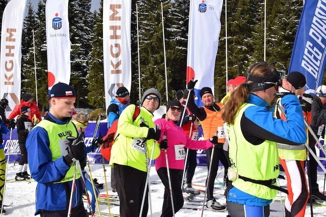 Bydgoscy sportowcy na starcie do jednego z biegu w Jakuszycach. Z nr 182 Georgina Myler, która wybiegała i ustrzeliła złotego hat-tricka.