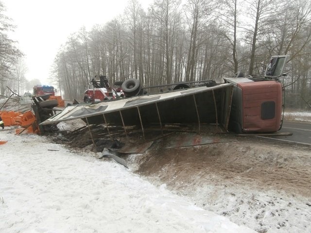 Pojemniki  z przyczepy leżały  w rowie i na pobliskim polu na długości około 20 metrów zaś klatki z samochodu w większości pozostały na skrzyni ładunkowej.