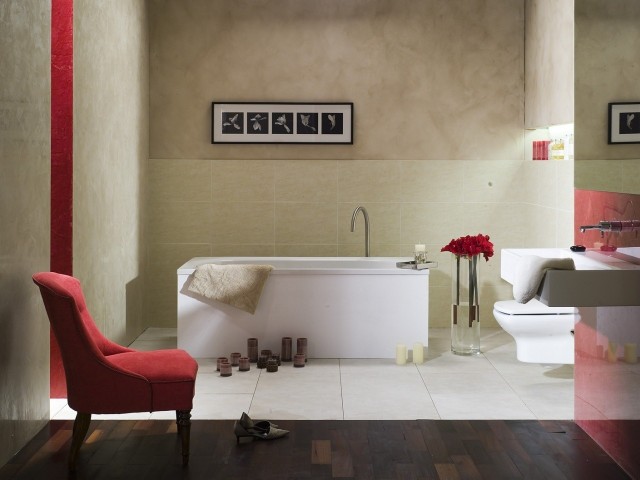 Odpowiednia farba do łazienki to dobry sposób na wykończenie ścian. Możemy również zdecydować się na dekoracyjne farby strukturalne.