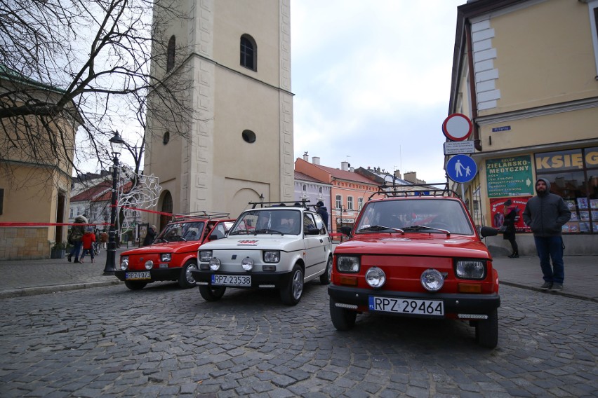 Rajdowa impreza przy rzeszowskim Placu Farnym trwała kilka...