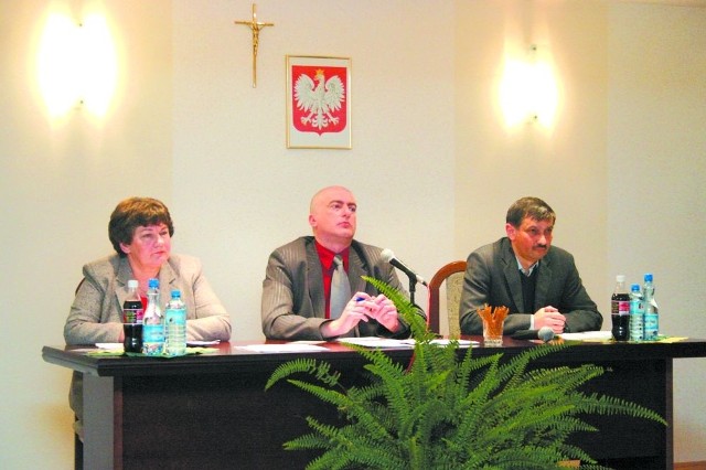 Prezydium rady (od lewej): Danuta Kaczyńska, przewodniczący Zbigniew Korze-niowski i Andrzej Gniazdowski, który niebawem prawdopodobnie go zastąpi.