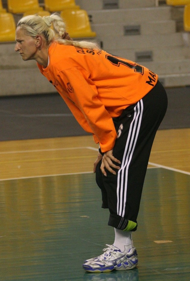 W drugim meczu kieleckie bramkarki aż 49 razy wyciągały piłkę z siatki. Na zdjęciu Małgorzata Kawka.