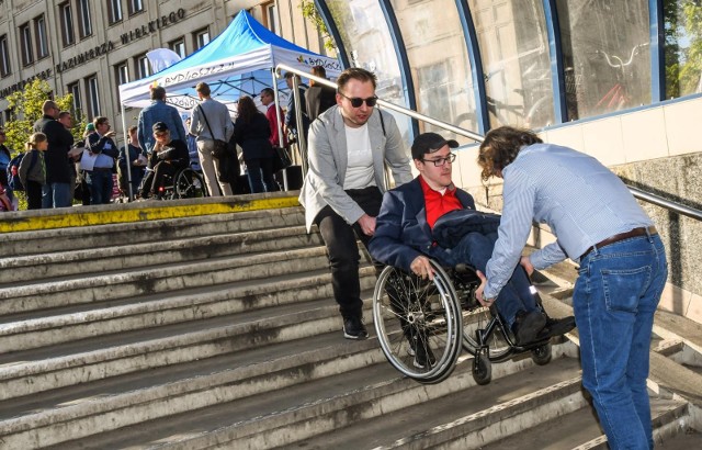 Spacer badawczy rozpoczął się w poniedziałek o 16:30, dzień przed zakończeniem konsultacji społecznych.