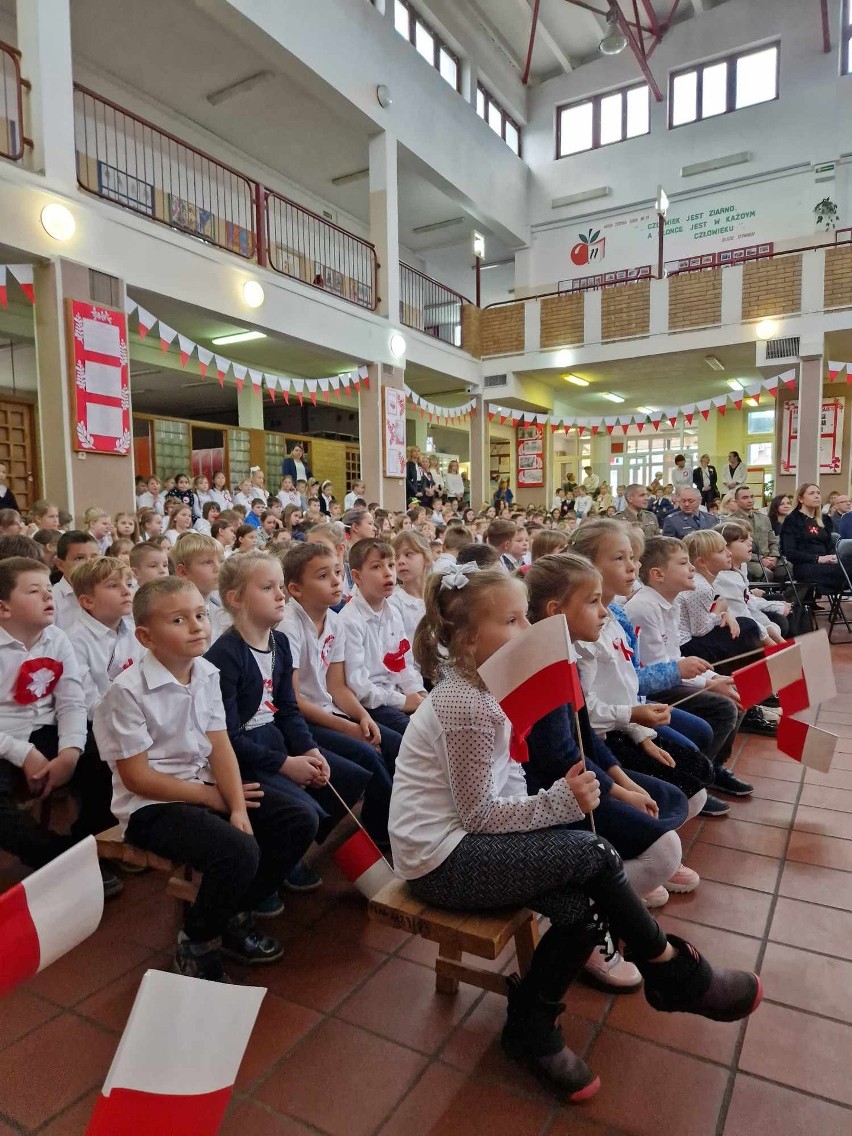 Uroczysty apel w Szkole Podstawowej nr 3 w Koszalinie.