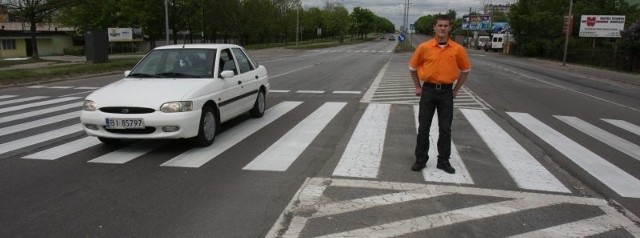 To bardzo niebezpieczne przejście. Wysepka mogłaby uratować życie - mówi Bogdan Ciereszko.