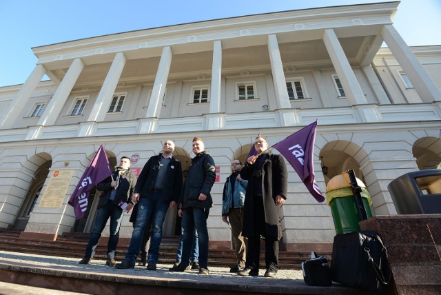 W Kielcach rozpoczęto starania o zwołanie referendum w sprawie odwołania prezydenta Wojciecha Lubawskiego. Okręg Świętokrzyski Partii Razem uważa, że takie referendum jest tylko kosztownym sposobem walki o stanowiska polityczne, a nie metodą na osiągnięcie realnej zmiany.