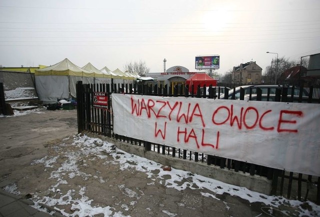 Obecnie na czas mrozów handlujący warzywami na Borkach nareszcie przenieśli się do hali. Ale powrócą jak tylko zrobi się cieplej.