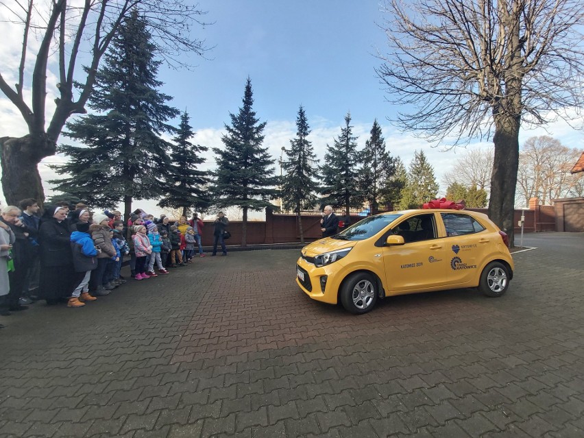 Dzieciaki z Centrum Opiekuńczo-Wychowawczego „Wzrastanie” w Katowicach dostały nowy samochód. Teraz będzie im łatwiej