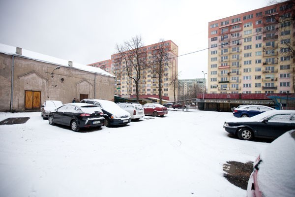 Na parkingu są miejsca dla 67 samochodów. Wszystkie są...