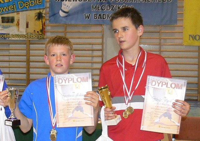 Tymoteusz Malik (z lewej, obok Patryk Kopeć ze Stali Nowa Dęba), jest najmłodszych badmintonistą tarnobrzeskiego klubu, który wygrywa w turniach rywalizując ze starszymi od siebie rywalami.  