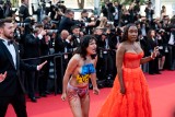 Antywojenny protest na festiwalu filmowym w Cannes. Półnaga aktywistka wybiegła na czerwony dywan i wykrzyczała "Przestańcie nas gwałcić"