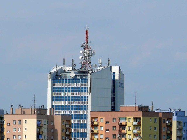 Biurowiec Mostostalu W Stalowej Woli z wieloma antenami, ale bez anteny Polskiego Radia.
