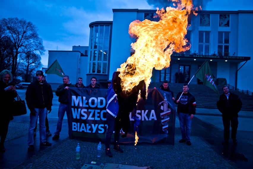 Młodzież Wszechpolska spaliła kukłę kanclerz Merkel