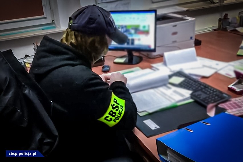 Poznańskie CBŚP rozbiło zorganizowaną grupę przestępczą wyłudzającą VAT. Zatrzymano 17 osób, przeszukano siedziby kilku firm