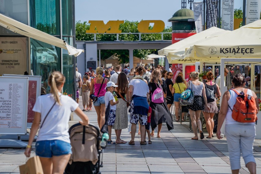 Słoneczny weekend 24 - 25.07.2021 r. w Sopocie! Tłumy turystów i mieszkańców