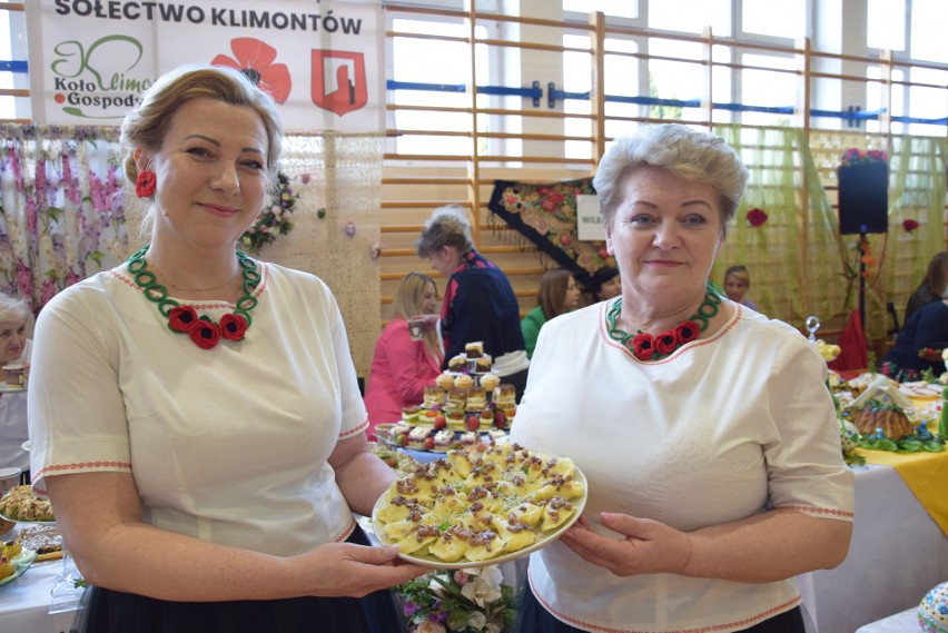 Od lewej: Monika Cichoń i Bożena Rożek prezentują pierogi...