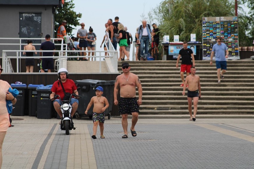 Tłumy turystów na plaży w Mielnie