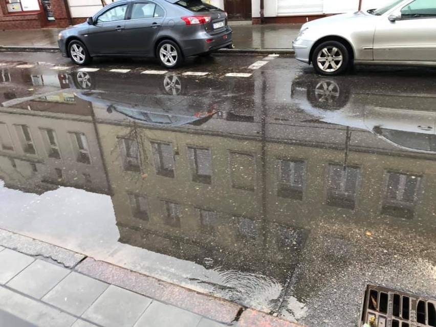 Powód stojącej wody na parkingu przy ulicy Mickiewicza jest...