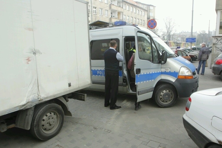 Wrocław: Tramwaj zderzył się z samochodem na ul. Sienkiewicza (ZDJĘCIA)