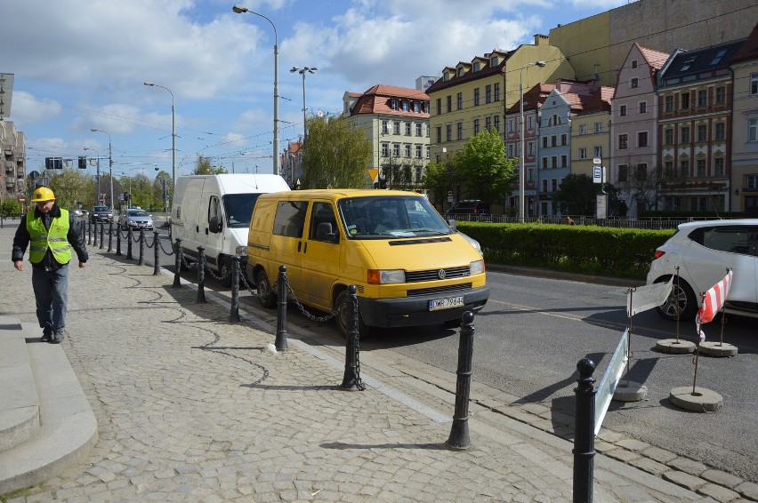 Auta dostawców stają na jezdni ul. Kazimierza Wielkiego przy...