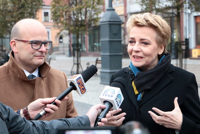 - Nasze miasta łączy autostrada. Mamy podobne tramwaje  - o punktach łączących Grudziądz i Łódź mówiła w poniedziałek Hanna Zdanowska, wybrana na prezydent Łodzi. Przyjechała do Grudziądza, aby udzielić poparcia Maciejowi Glamowskiemu, startującemu  w wyścigu do fotela prezydenta Grudziądza.  Przypomnijmy, że Zdanowska wybory w Łodzi wygrała w pierwszej turze, ale ponieważ została prawomocnie skazana, prawnicy są podzieleni czy może sprawować ten urząd.