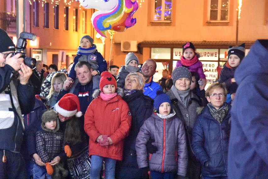 Chrzanów. Burmistrz Robert Maciaszek ze św. Mikołajem rozświetlili choinkę na Rynku [ZDJĘCIA]