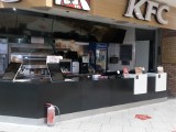 Poznań: Pożar w KFC w galerii Pestka. Na miejsce przyjechało pięć zastępów strażackich. Ewakuowano budynek