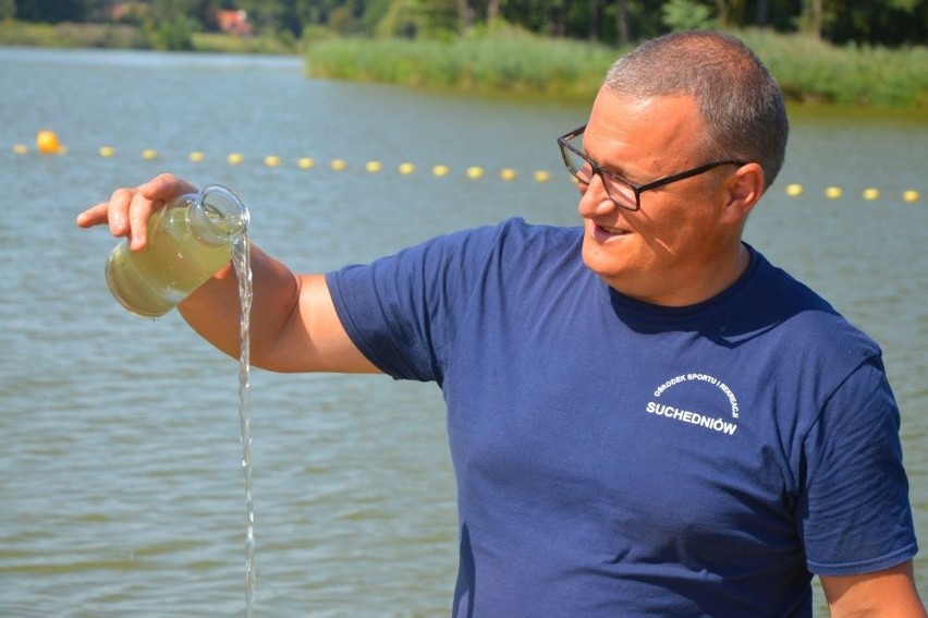 Rafał Lorenz pobiera próbkę wody z zalewu suchedniowskiego...