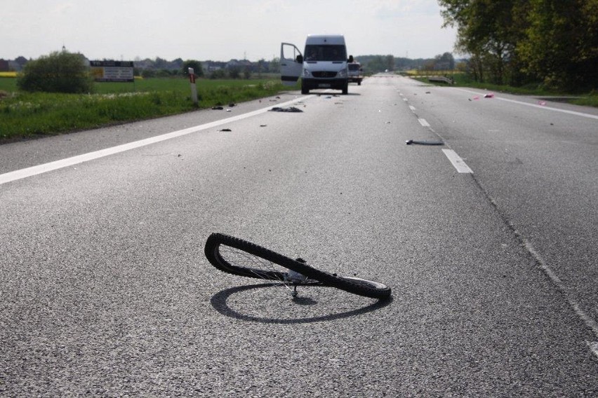 VW passat śmiertelnie potrącił rowerzystę.