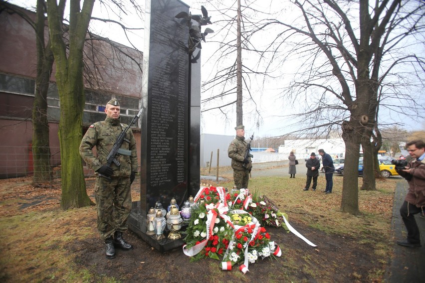 10. rocznica katastrofy MTK. Pod pomnikiem ofiar...